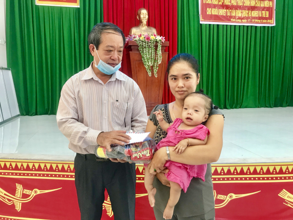 Tiếp tục thực hiện chương trình khám, cấp thuốc, trao quà cho người khuyết tật vận động nghèo và trẻ em tại tỉnh Vĩnh Long và tỉnh Kiên Giang
